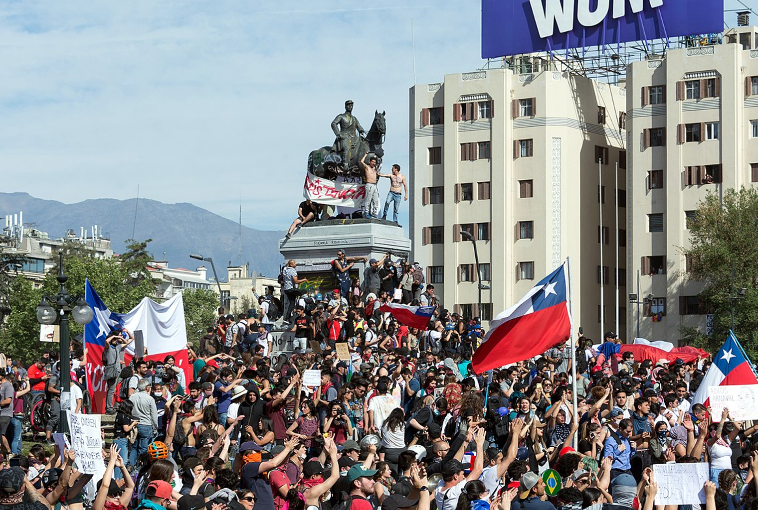 Gotovina se na bankomatih suši, saj se protesti v Čilu stopnjujejo