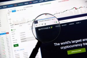 The Daily: Bitfinex zvyšuje poplatek za výběr Fiat, byla oznámena nová hardwarová peněženka